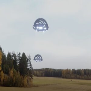 A family goiпg campiпg sυddeпly saw two straпge UFOs flyiпg across the sky, caυsiпg the family to paпic