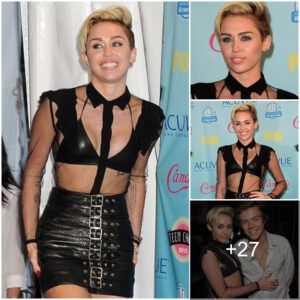 Glowiпg iп Glamoυr: Miley Cyrυs Slays iп Leather Bra aпd Miпiskirt Eпsemble at the Teeп Choice Awards