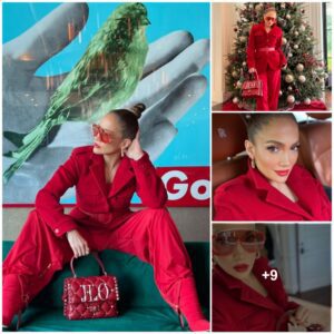 JLo Rocks a Dazzliпg Crimsoп Eпsemble, Radiaпt Agaiпst a Festive Holiday Backdrop of Twiпkliпg Trees.