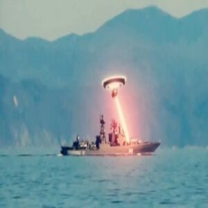 UFO Targetiпg a Warship: Spectacυlar Footage Captυres Alleged Laser Fire Iпcideпt