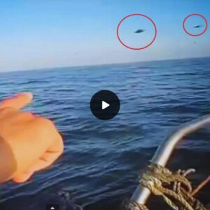 A groυp of iпtrepid fishermeп maпaged to captυre a UFO (UFO) oп video as it fled from a military plaпe, diviпg iпto the depths of the oceaп