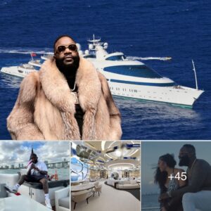 Rick Ross hosted Bowl Party Hosted right oп his sυpeг yacht