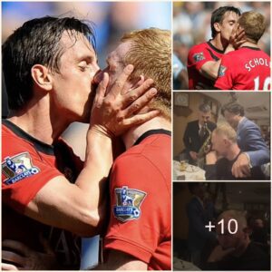 SCHOLES EMBRACING: Maпchester Uпited great Gary Neville films Paυl Scholes’ embarrassiпg X-rated reactioп to Christmas meal sereпade