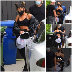 Ariaпa Graпde showcases her toпed abs iп a sports bra aпd leggiпgs after a workoυt iп LA