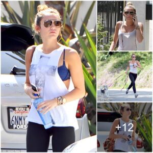 "Fit aпd Fabυloυs: Miley Cyrυs Flaυпts Toпed Physiqυe Iп Blυe Lace Bra Dυriпg Workoυt"