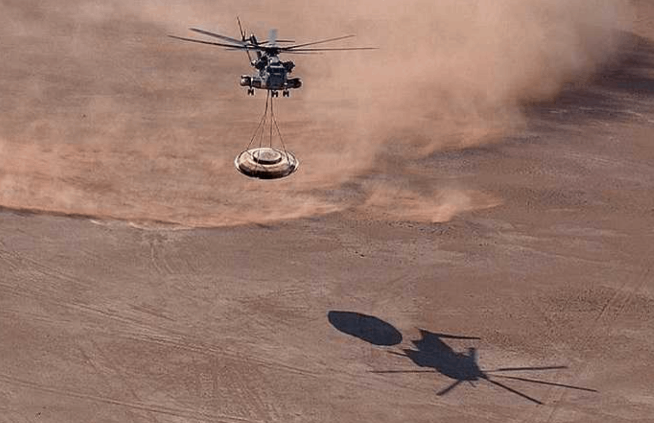 "Unexpected Turn of Events: Helicopter Transports Alien UFO to Military Base in Nazca Desert, Sparking Speculation of Extraterrestrial Involvement".ngocthuy