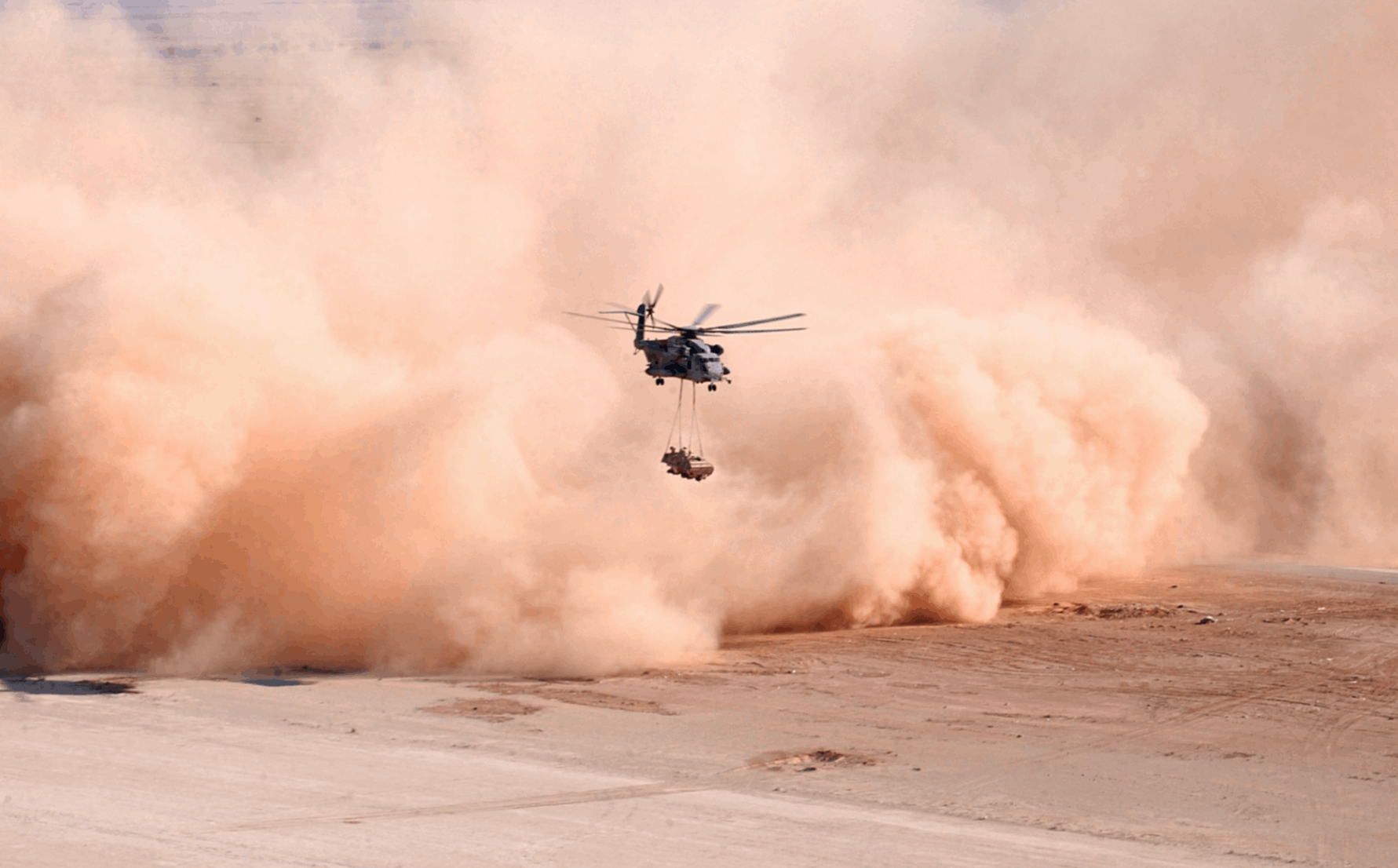 "Unexpected Turn of Events: Helicopter Transports Alien UFO to Military Base in Nazca Desert, Sparking Speculation of Extraterrestrial Involvement".ngocthuy