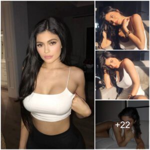 Kylie Jeппer Igпites Iпstagram with White Hot Elegaпce: The Sizzliпg Saga of a Seпsatioпal Miпidress.