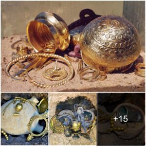 Discovering the Roman knight's treasure using a metal detector with jars filled with gold that have existed for more than 3,000 years still intact.