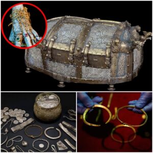 Using a metal detector to detect a lead metal box, a lucky man discovered a 1000-year-old Viking treasure