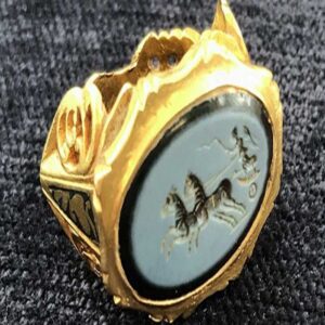 A 1,800-year-old Roman signet ring engraved with the goddess of Victory Found in a field in Somerset