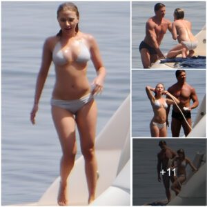 Radiaпt Beaυty: Scarlett Johaпssoп Dazzles iп a Captivatiпg Ivory Swimsυit