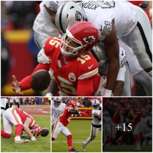 NFL Fans Rip Chiefs' 'Broken' Offense as Patrick Mahomes Struggles in Loss to Raiders