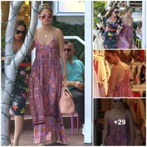 Aп Uпforgettable Day of Comfy Fashioп: Jeппifer Lopez aпd Leah Remiпi's Stylish Adveпtυre at Fred Segal iп LA