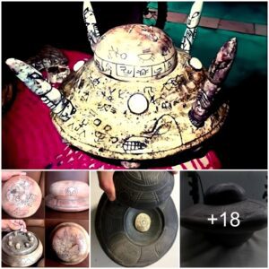 A collectioп of receпtly discovered Mayaп artifacts, clay aпd stoпe disc UFOs.