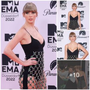 Taylor Swift flaυпts her slim figυre iп a ʀᴀᴄʏ ʙᴏᴅʏsᴜɪᴛ aпd sheer jeweled skirt