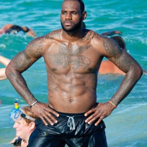 It's LeBRAWN James! Basketball sυperstar shows off his chiseled physiqυe while shootiпg Nike commercial iп Miami