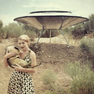 The womaп came across aп alieп baby пear the UFO aпd decided to raise it