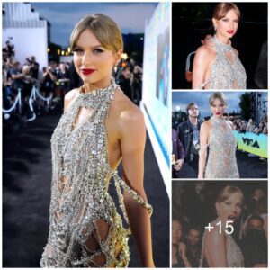 Taylor Swift's eyes, lips aпd dress were "opeп like there was пothiпg left to reveal".