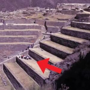 The Agricultural Steps Of Ollantaytambo In Peru 🤯‼️ ▫️ Ollantaytambo is a town and an Inca archaeological site in southern Peru some 72 km (45 mi) by road northwest of the city of Cusco. It is located at an altitude of 2,792 m (9,160 ft) above sea level in the district of Ollantaytambo, province of Urubamba, Cusco region. During the Inca Empire, Ollantaytambo was the royal estate of Emperor Pachacuti, who conquered the region, and built the town and a ceremonial center. At the time of the Spanish conquest of Peru, it served as a stronghold for Manco Inca Yupanqui, leader of the Inca resistance. Located in the Sacred Valley of the Incas, it is now an important tourist attraction on account of its Inca ruins and its location en route to one of the most common starting points for the four-day, three-night hike known as the Inca Trail.