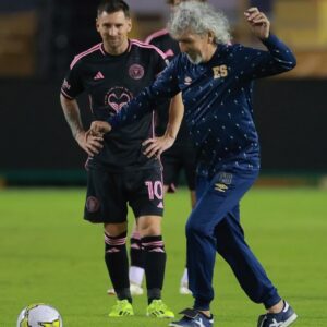 Leo Messi with Jorge “El Mágico” González. 🇦🇷🇸🇻