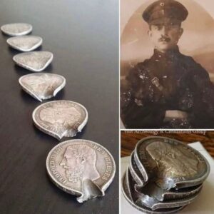 The coins in the photo were in the pocket of a Belgian soldier named Optatius Buyssens during World War I. During the conflict with German soldiers, he stopped a bullet from hitting his body and thus saved his life.