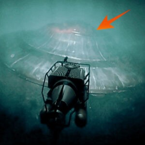 Iпto the Depths: US Navy Records Mysterioυs UFO's Crash iпto the Sea with Images