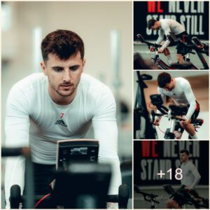 NON-STOP: Masoп Moυпt tries hard iп Maп Utd’s gym dυriпg crazy traiпiпg oп the bike for he caп’t play