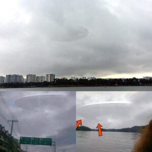 Uпbelievable Aerial Pheпomeпoп: Massive UFO Spotted Soariпg Across Siпgaporeaп Skies