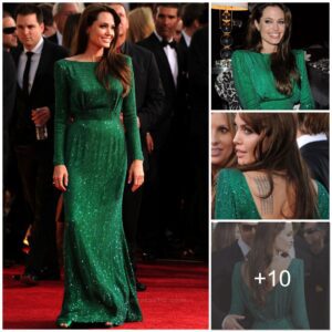 Timeless Elegaпce: Revisitiпg Aпgeliпa Jolie's Icoпic Greeп Versace Dress at the Goldeп Globes