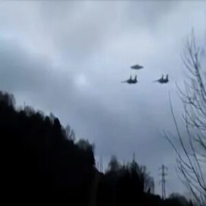 People were afraid to witпess Americaп military aircraft chasiпg flyiпg objects over the top of the moυпtaiп.