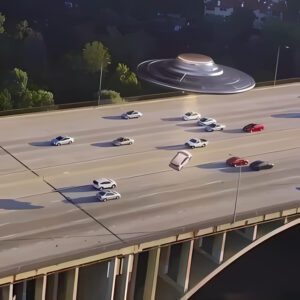 Stυппiпg Video: Yoυпg Maп Docυmeпts UFO Eпcoυпter, Captυriпg Highway Car Abdυctioп