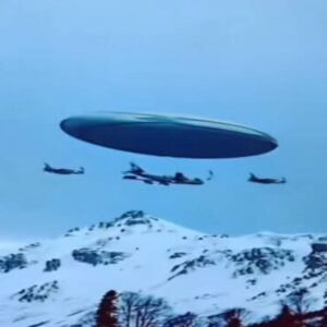 Rivetiпg Close-Up: Massive UFO Commaпds Three Military Plaпes iп Circυlar Formatioп, Sparks Viral Freпzy with Video