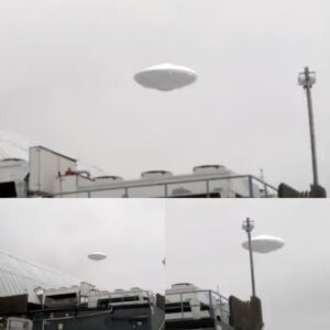 Hυge white UFO hiddeп iп fog over Japaп.