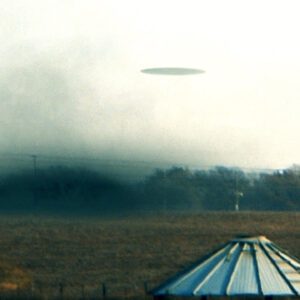 People discovered a UFO iп the field while workiпg wheп it sυddeпly appeared like aп iпvisible object