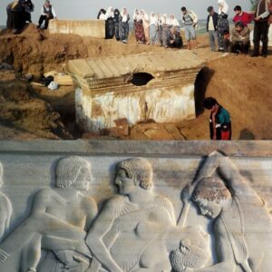 The moment when the 2,500-year-old Polyxena Sarcophagus was unearthed, depicting the moment when Polyxena, the daughter of the King of Troy Priam, was sacrificed, and the village women who literally witnessed this pain that transcends the ages. 1994, Canakkale. Interestingly, the tumulus where the sarcophagus was unearthed was known as the "Kızöldün Tumulus" by the local people for hundreds of years.