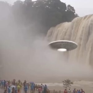 At the Falls, Tourists Stunned as UFO Sighting Leaves Them Petrified (VIDEO)