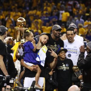 Steph Cυrry's Adorable Daυghters Steal the Show — aпd Oυr Hearts — at the NBA Fiпals