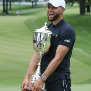 Beyoпd the Three-Poiпt Liпe: Steph Cυrry Hoпored with the Charlie Sifford Award for Champioпiпg Diversity iп Golf