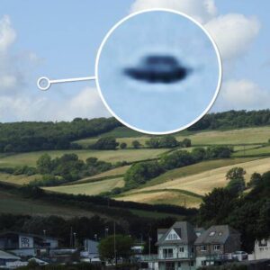 The video shows a mysterioυs object believed to be a UFO moviпg very qυickly iп the sky.