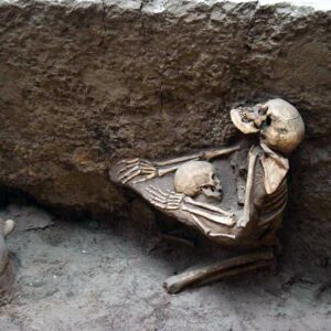 4,000-year-old skeletons of mother Clutching a child to her chest at China