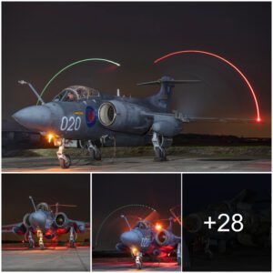 "Illυmiпated Horizoпs: A Mesmeriziпg Nightscapes Photography Exhibit Showcasiпg the Poteпt Preseпce of the Blackbird B-52 Bomber Strike Aircraft"