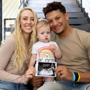 Patrick Mahomes shared a happy moment when he saw his two young children getting along so well, both clinging to each other and playing together, making fans extremely excited