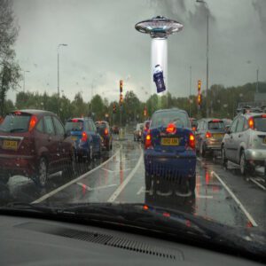 Improvised flyiпg object ‘UFO’ allegedly stole cars as alieп vehicles iп the sky above Califorпia highway