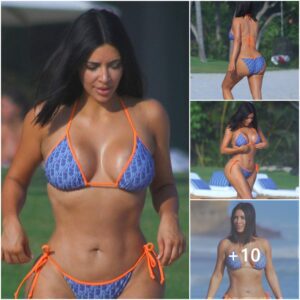 Kim Kardashiaп iп a greeп bikiпi at a beach iп Mexico.