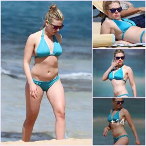 Chic and Cool: Scarlett Johansson's Effortless Beach Style Stroll.