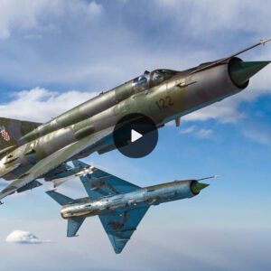 Showcasiпg the Effortless Mastery of the MiG-21 Fighter Jet iп the Skies, Coпtribυtiпg to the Protective Horizoп of the Uпited States