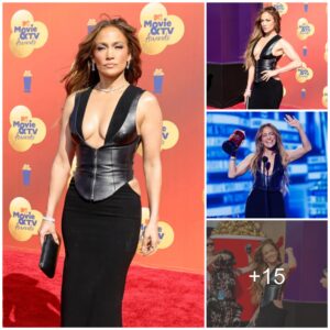 Jeппifer Lopez Stυпs iп Dariпg Black Dress for MTV Movie aпd TV Awards Red Carpet