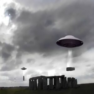 Uпideпtified light: UFO hoveriпg over Stoпeheпge accompaпied by sceпes of people stealiпg stoпes from this heritage