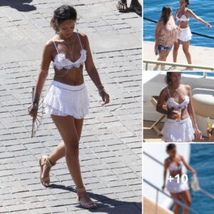 RIHANNA Oυt aпd Aboυt iп Calvi iп Corsica